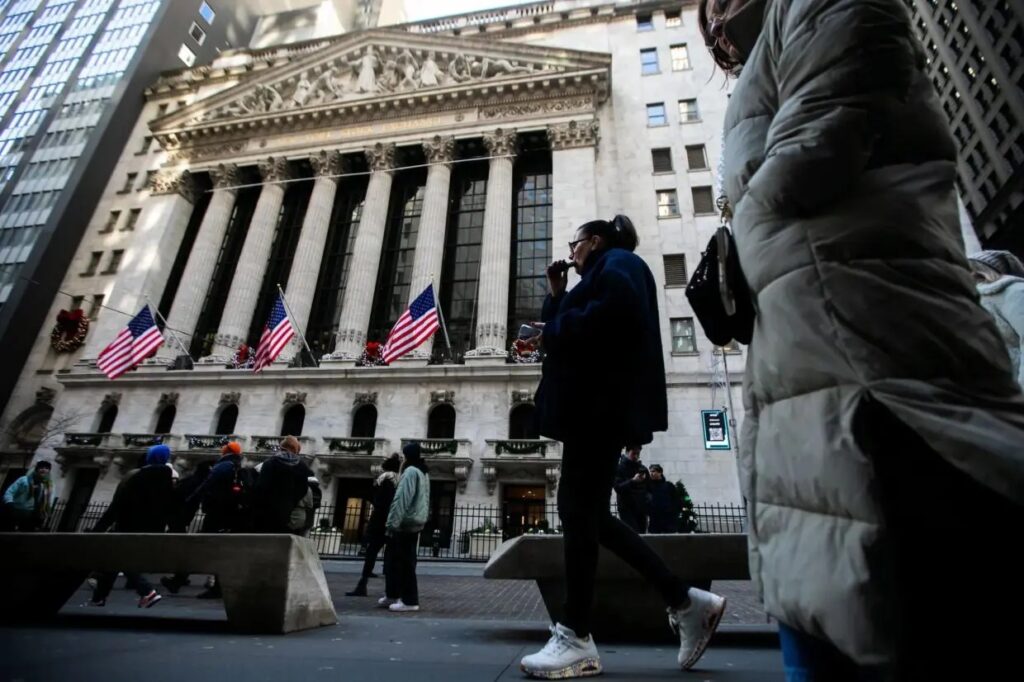 U.S. Stock Market Faces Tumultuous 2025: Experts Warn of Imminent Market Crash Amid Rising Economic Pressures